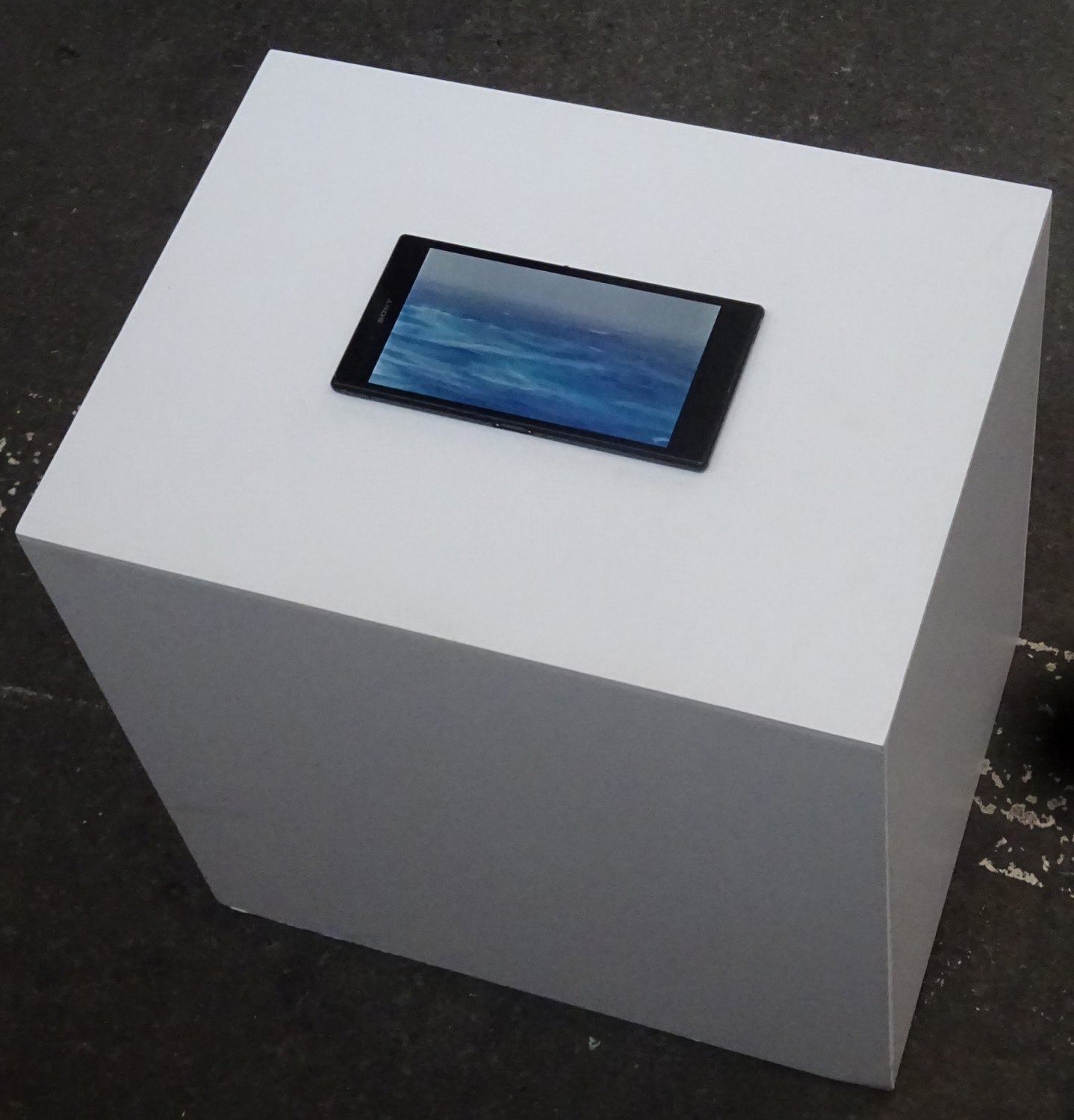 Sean Snyder Tableau Bateau, 2016 random video loop with audio on hacked Sony XPERIA Z Ultra, displayed on PVC structure, RAL 9003, 40 cm high x 40 cm wide x 30 cm deep