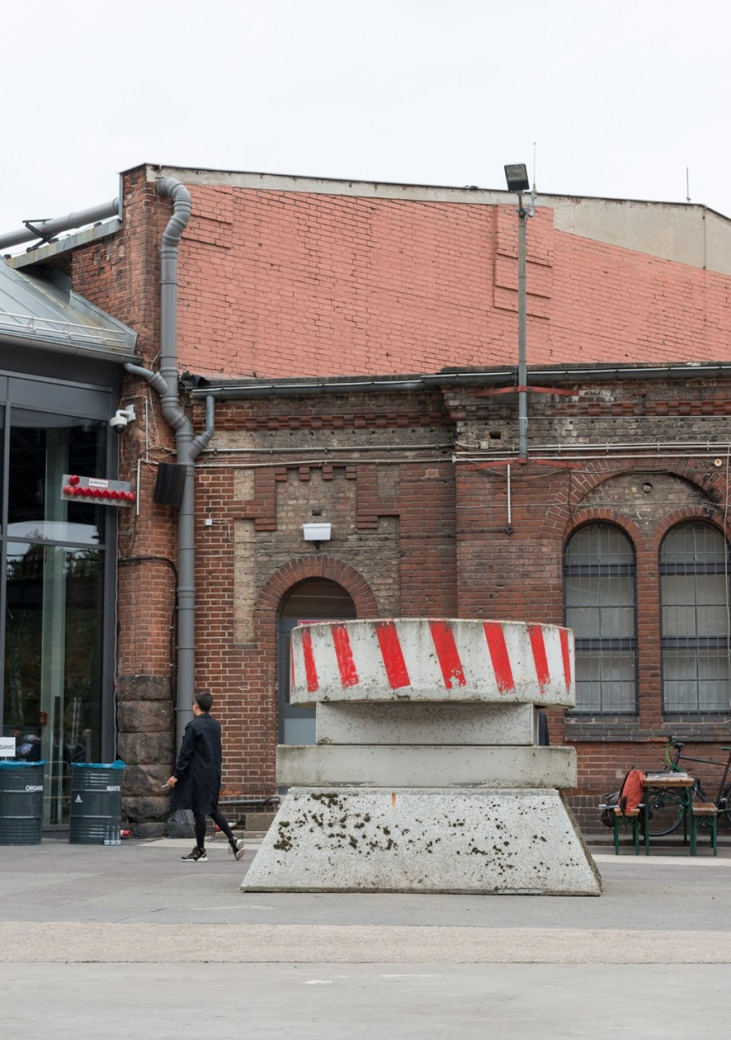 Manfred Pernice Roulette, 2006 (Utrecht) Concrete, wood, paint, 196 x 256 x 256 cm  