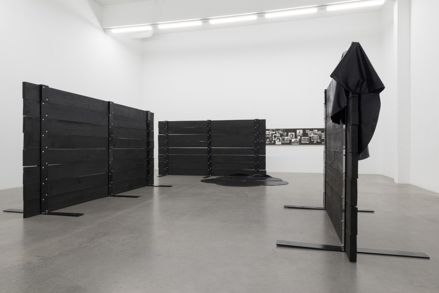 Tom Burr Abridged Installation view, Galerie Neu, Berlin, 2017