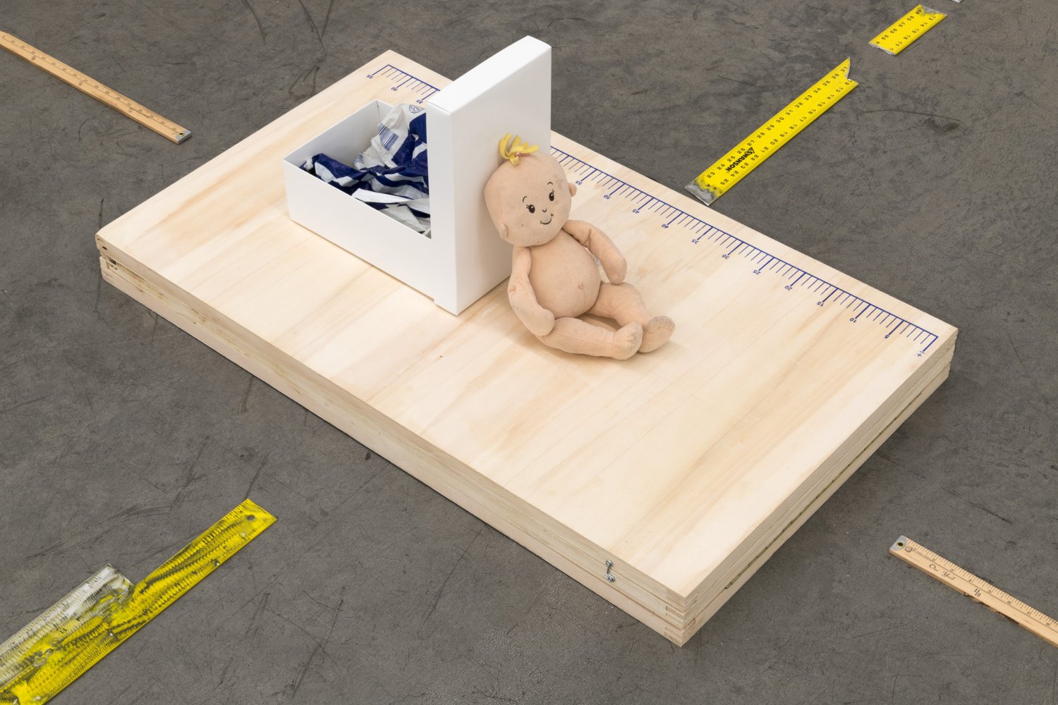 Installation view, Win McCarthy, RULER, Galerie Neu, Berlin, 2021