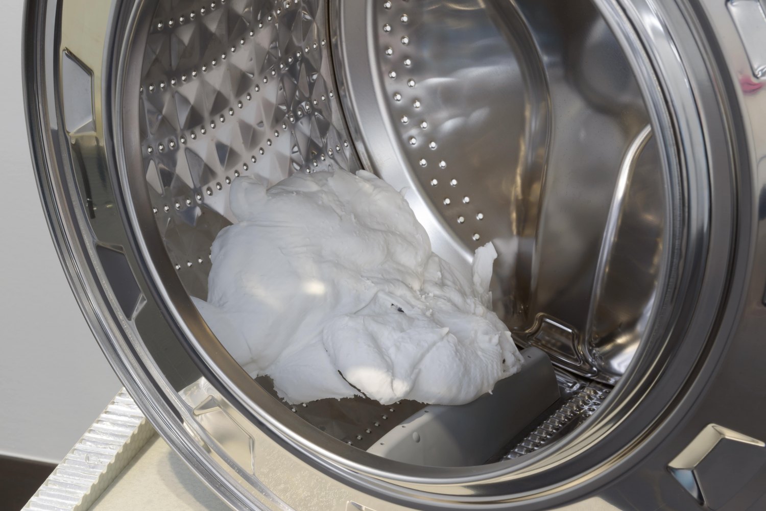 Yngve Holen  Sensitive 8 Detergent, 2017 washing machine drum, plastic, honeycomb panel, SLS print, 145 x 596 x 64.3 cm, Detail  