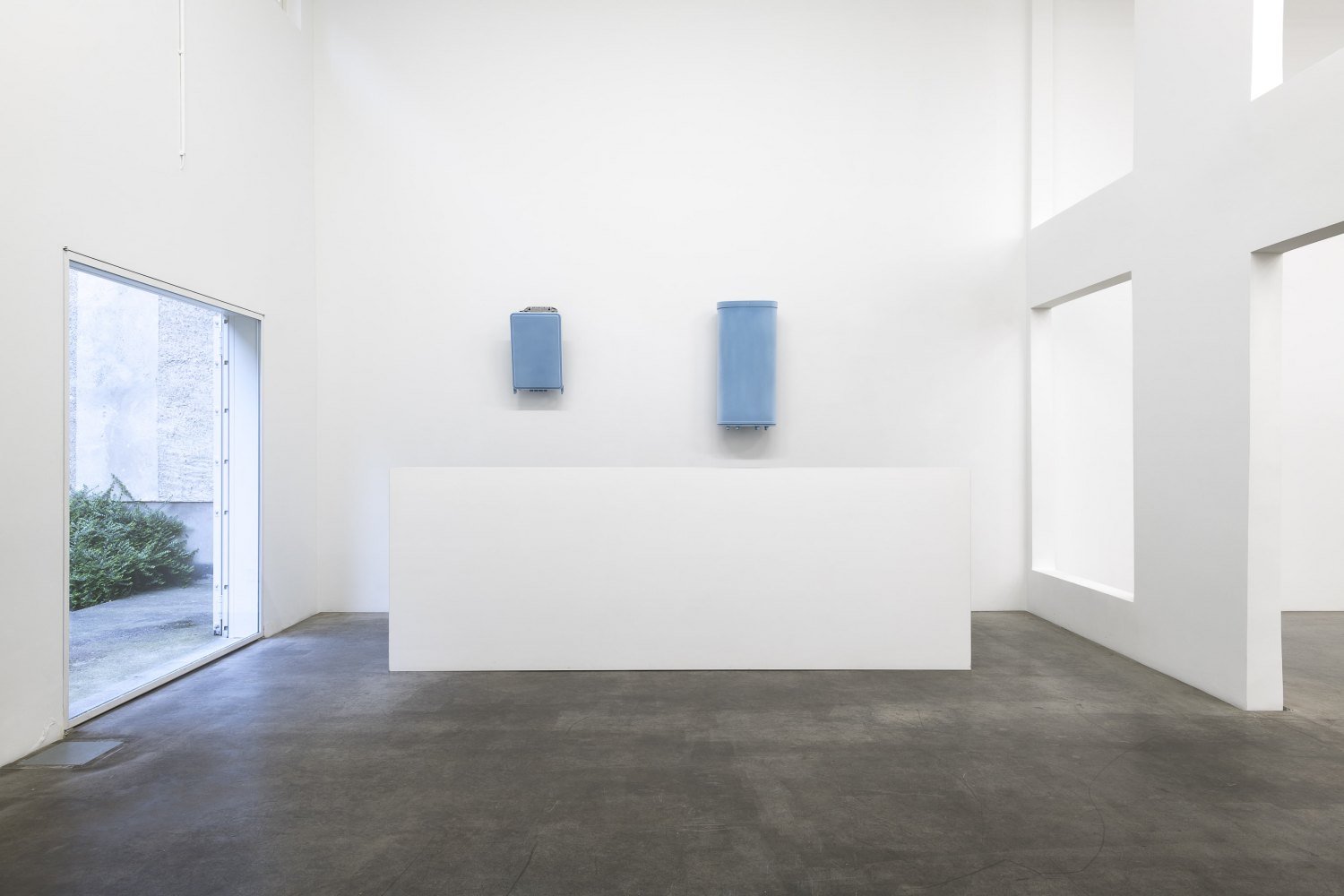 Installation view, Yngve Holen, 5G, Galerie Neu, Berlin, 2023  