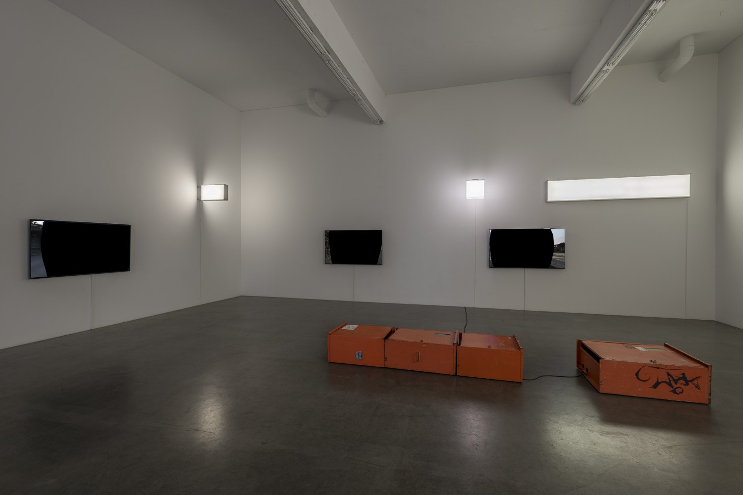 Installation view, Klara Lidén, (0, 0, 0), Galerie Neu, Berlin, 2023