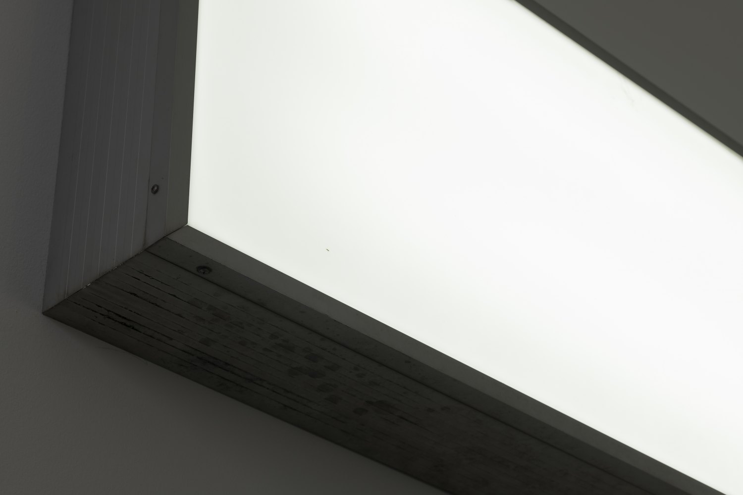 Klara LidénUntitled (Lightbox 275), 2023 Neon, metal, plastic 50.5 x 275 x 15 cm 