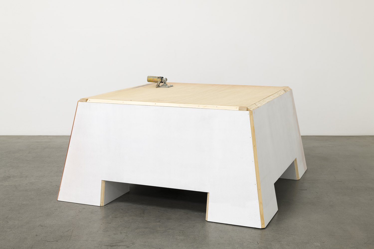 Manfred Pernice anticorpo 1, 2024 Wood, varnish, metal 74.5 x 139 x 139 cm
