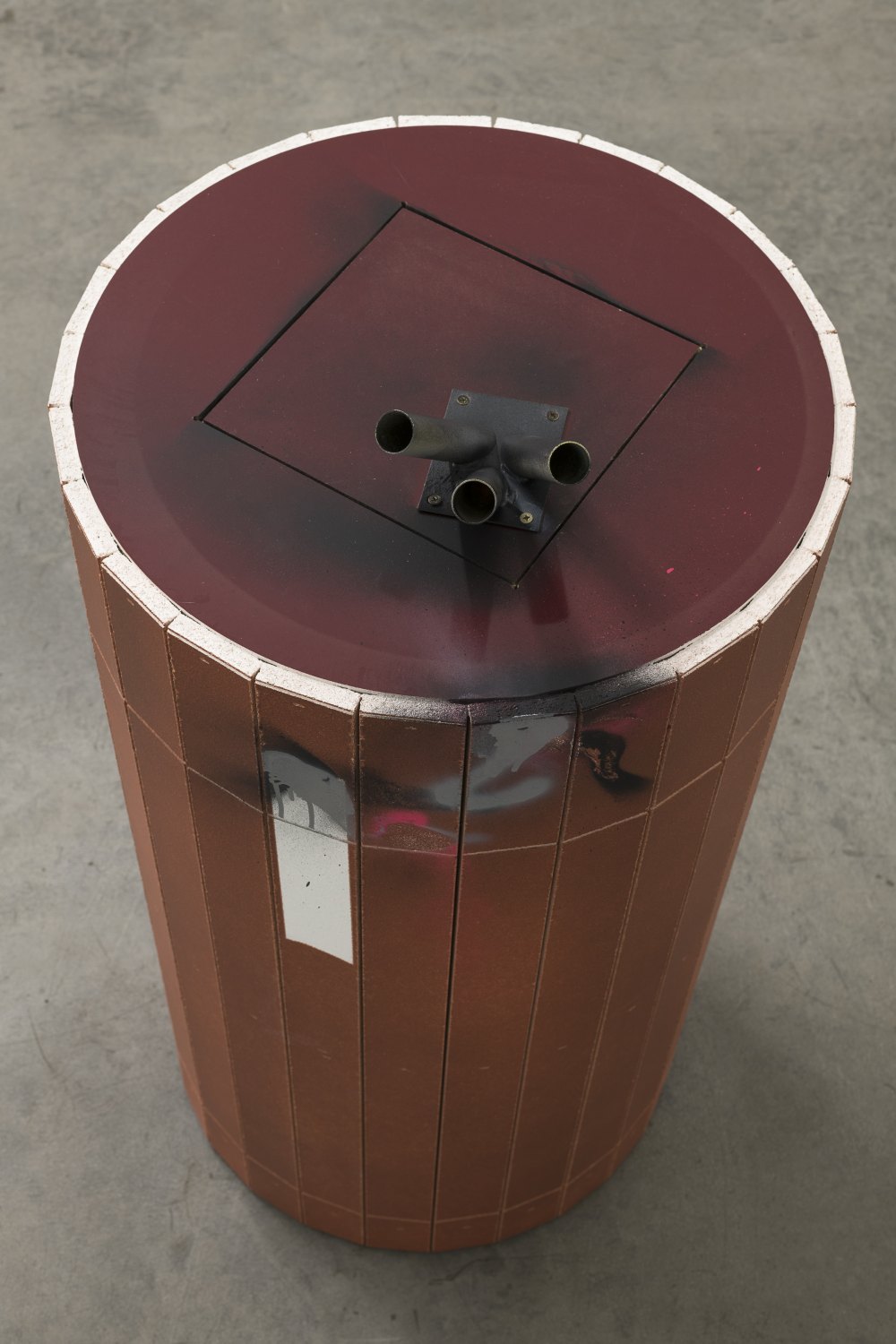 Detail: Manfred Pernice anticorpo 5, 2024 wood, varnish, spray paint, iron 106.5 x 50.5 ø cm