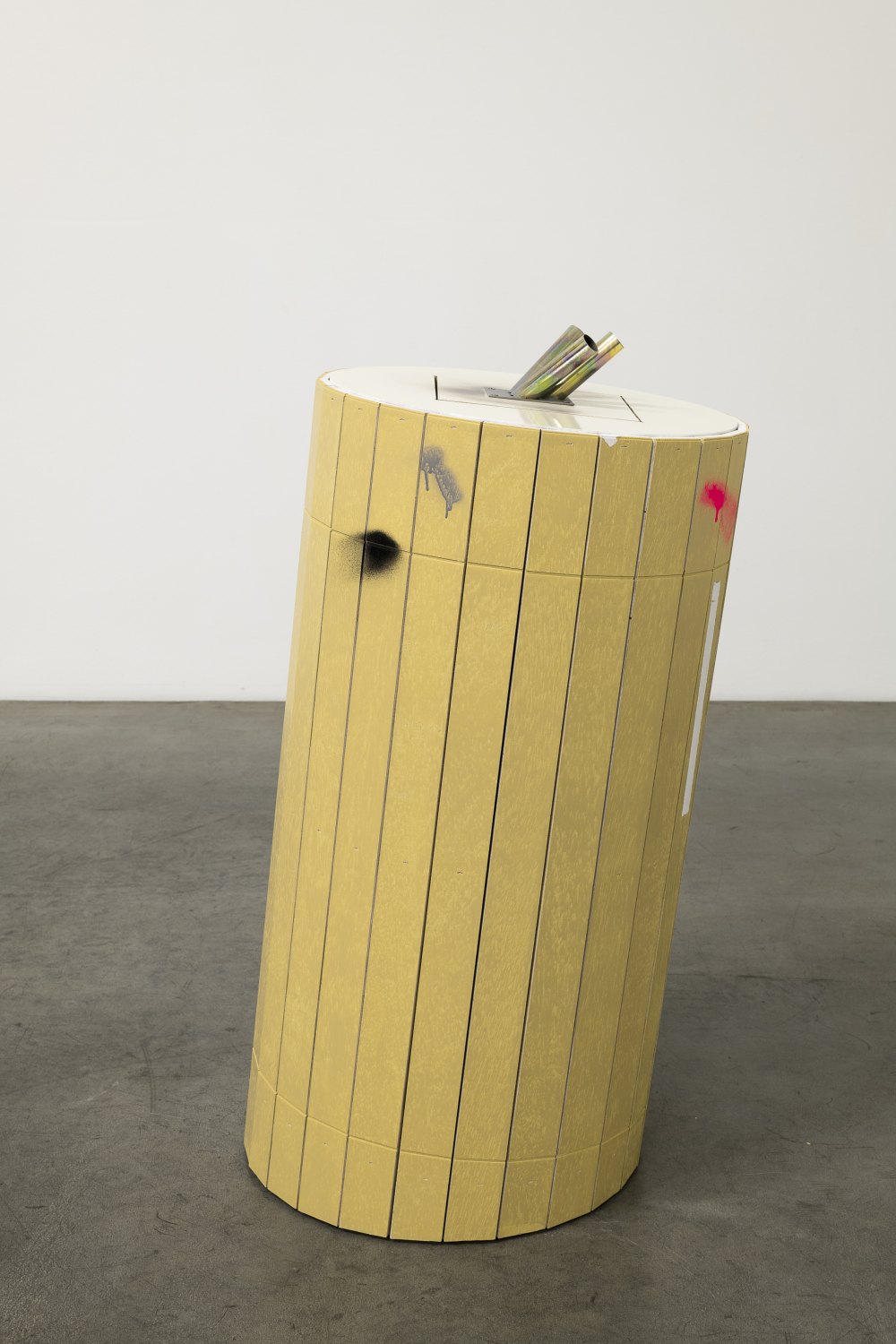 Manfred Pernice anticorpo 6, 2024 wood, varnish, spray paint, iron 103 x 50.5 ø cm