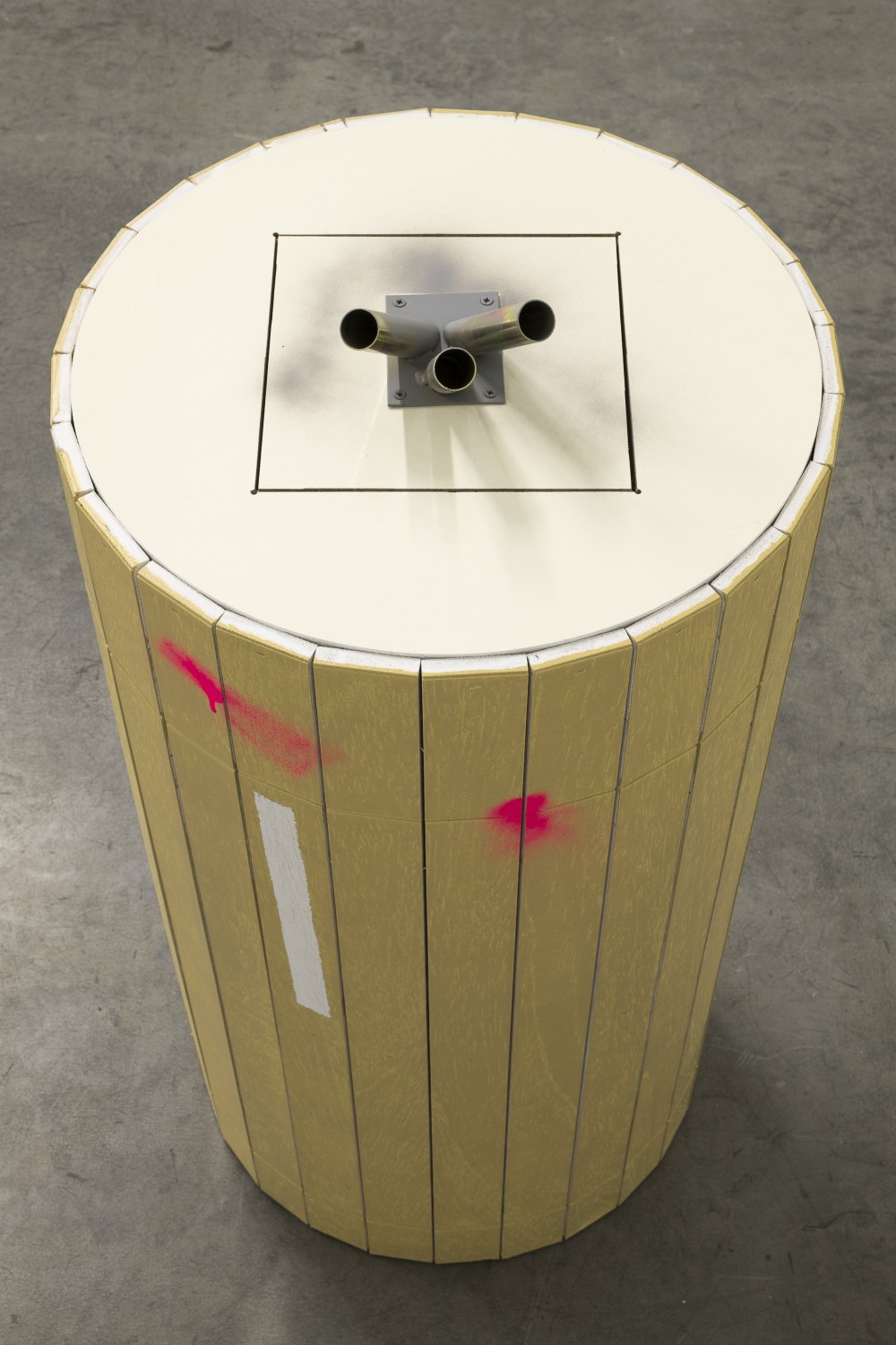 Detail:  Manfred Pernice anticorpo 6, 2024 wood, varnish, spray paint, iron 103 x 50.5 ø cm