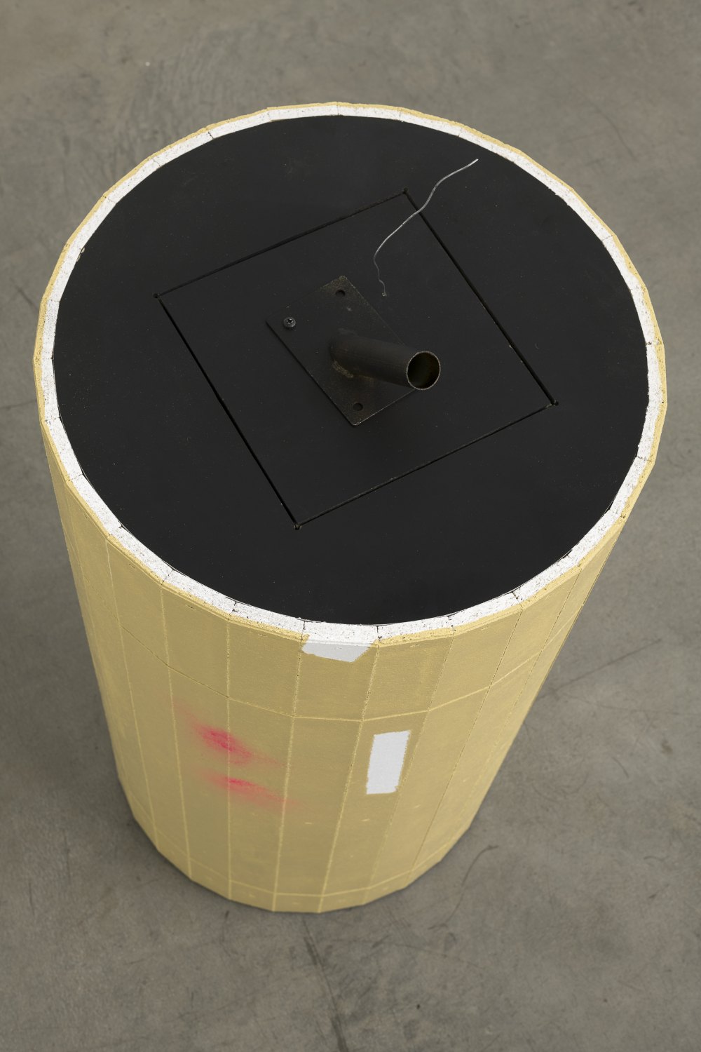 Detail:  Manfred Pernice anticorpo 7, 2024 wood, varnish, spray paint, iron, metal 97 x 45.5 ø cm