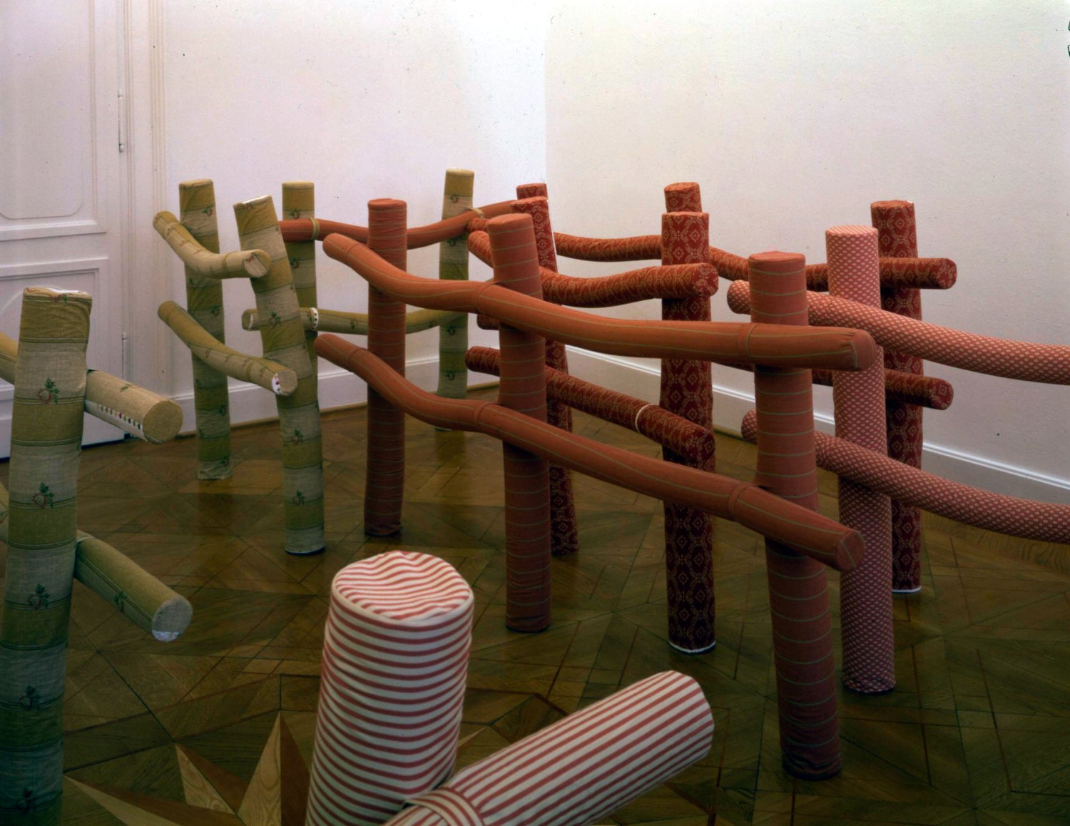 Cosima von Bonin The Cousins Installation view, Kunstverein Braunschweig, 2000