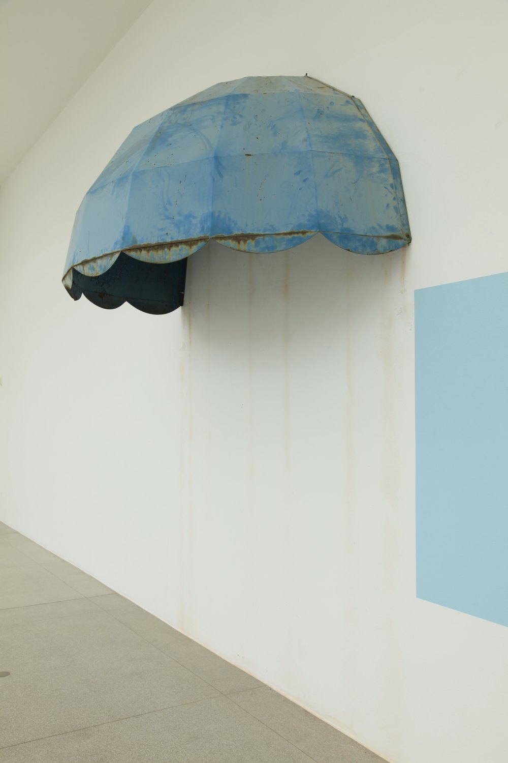 Manfred Pernice Untitled, 2010 Iron, wall paint, 6 concealed copies 114 x 246 x 119 cm Photo:&nbsp;Oliver Ottenschläger 