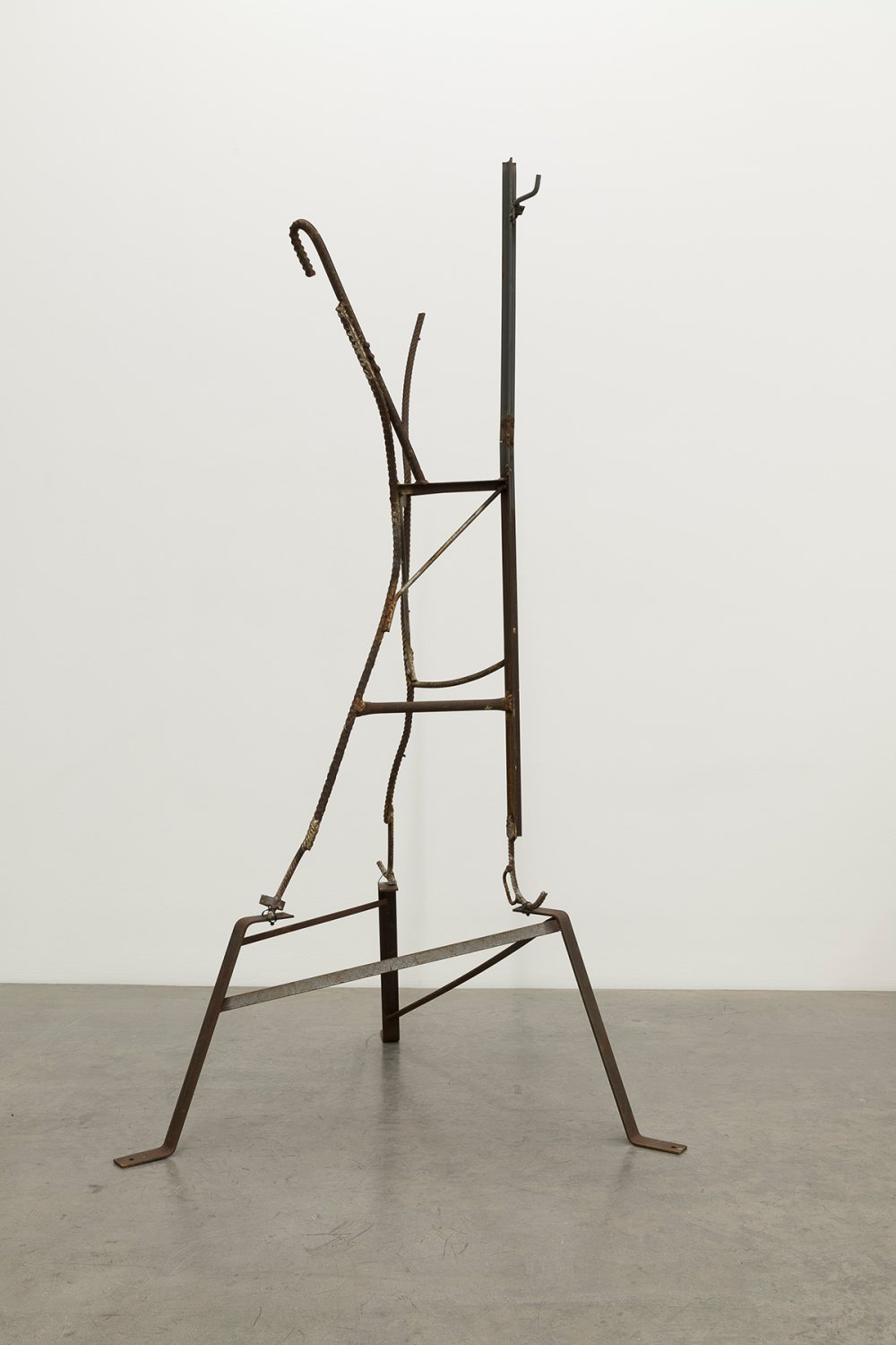 Manfred Pernice Antenne Brandenburg, 2014 – 2021 Steel, cable ties 237 x 131 x 115 cm