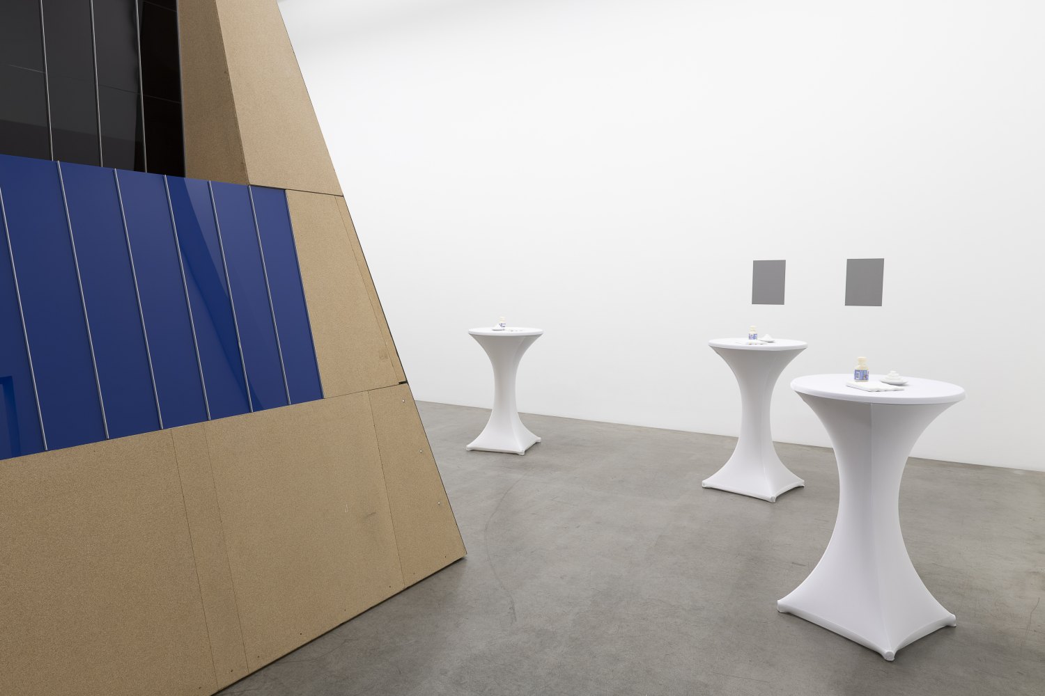 Installation view, Manfred Pernice, estrel-docx, Galerie Neu, Berlin, 2025