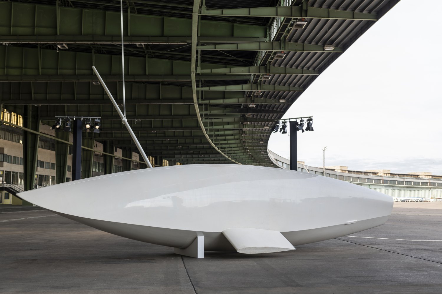Anschauungsobjekt, 2001 Fiber-glass, resin, polyester, aluminium, enamel 990 x 218 x 1,000 cm