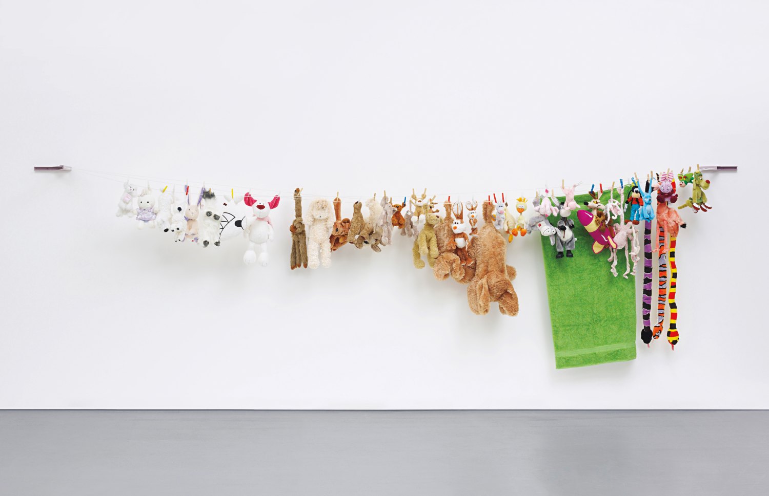 Marathon (#1), 2007 Clothesline mountings from powder-coated steel, clothesline, soft toys, clothes-pegs approx. 135 x 630 x 45 cm