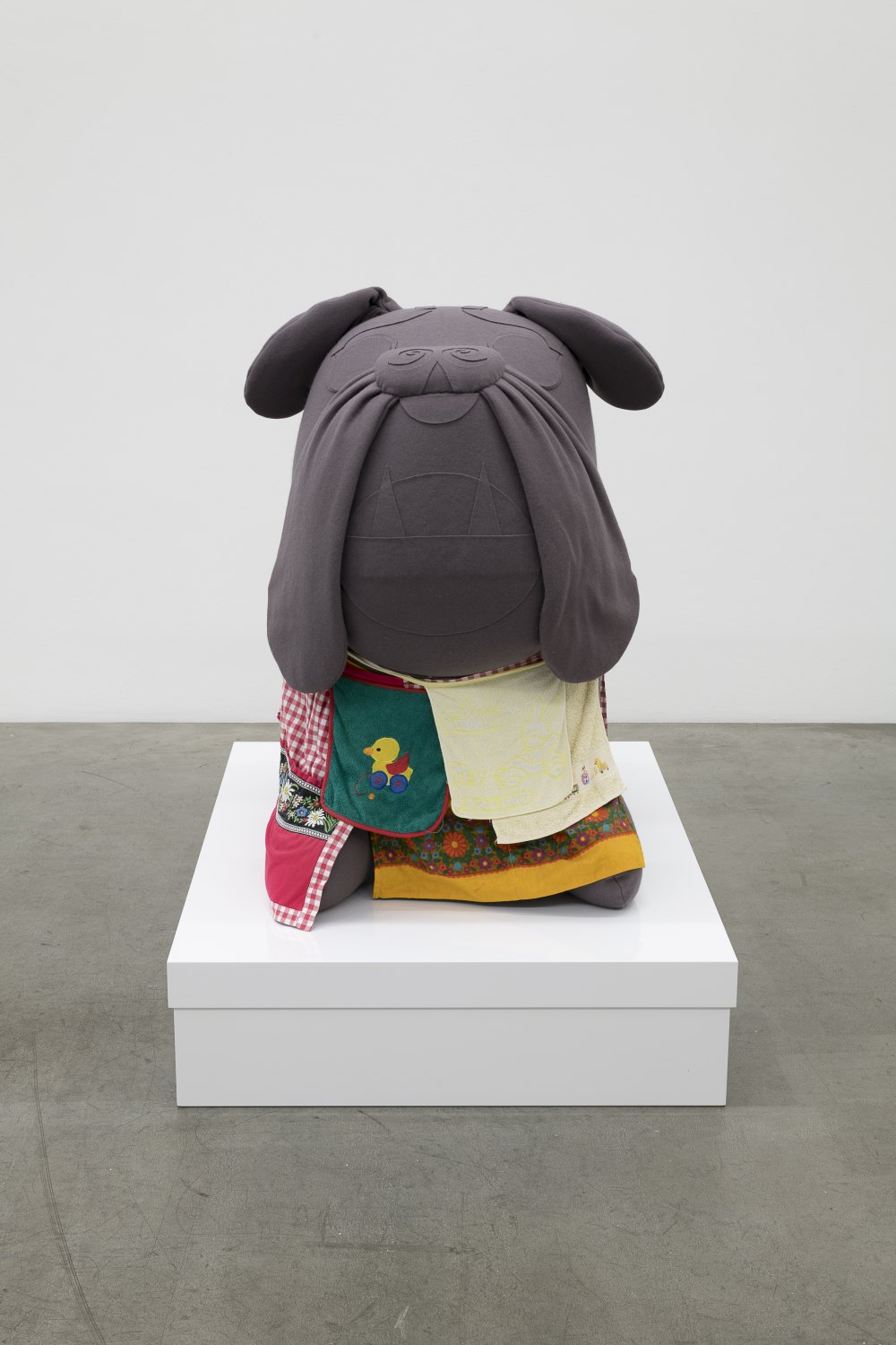 Untitled (The Grey Bulldog With Box & Aprons),&nbsp;2006Felt, foam and cotton on laquer plinth130 x 92 x 121.5 cm