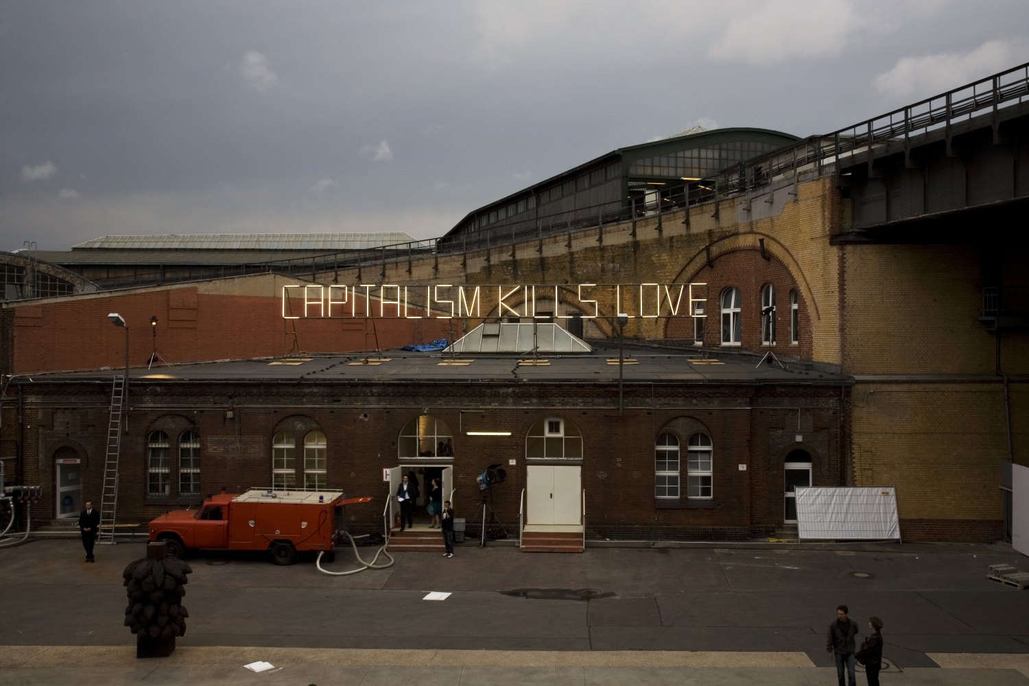 Claire Fontaine Capitalism Kills (Love), 2008 Fluorescent tubes, lamps, steel framework, scaffolding, cables and  falshing unit, 300 × 1700 × 120 cm