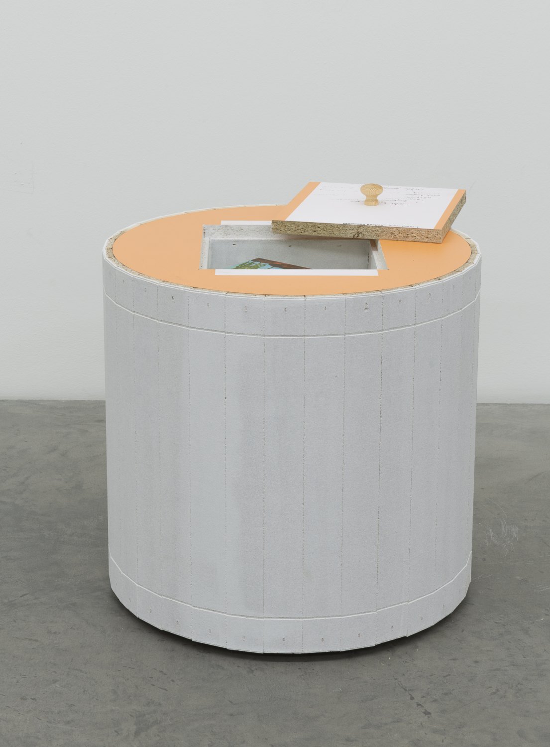 Manfred Pernice   orientierung-Odenwald, 2015    Wood, ceramic, booklet,  42.5 × 51.5 × 51.5 cm   