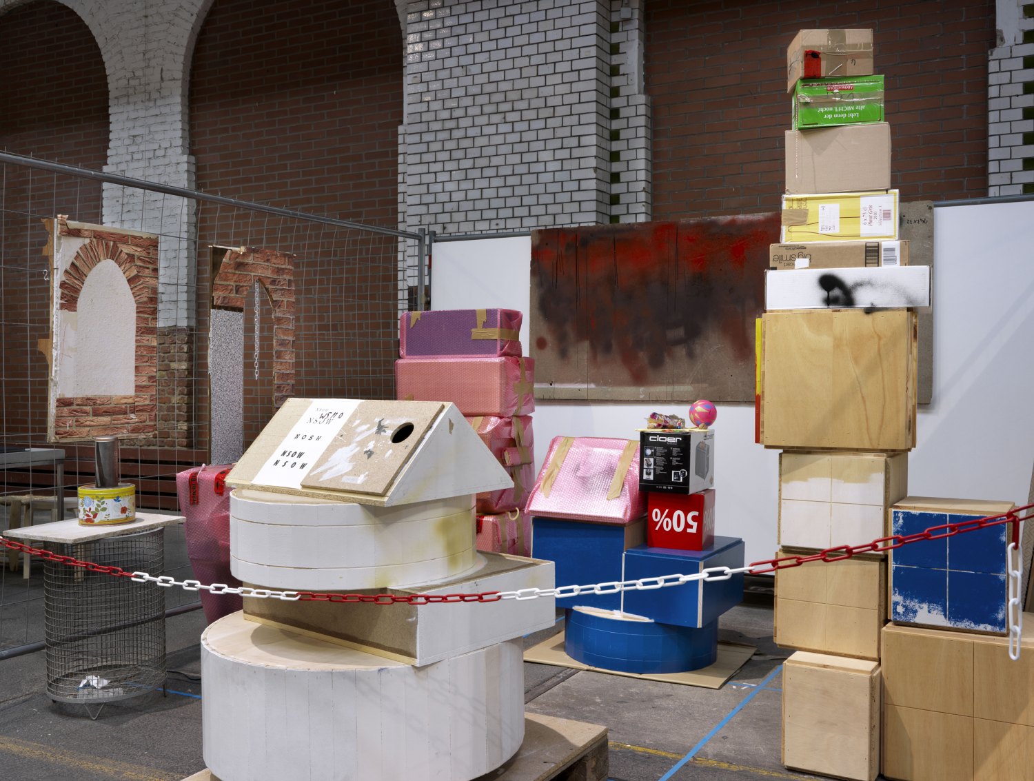 Manfred Pernice   Untitled, 2012    Wood, bubble wrap, site fence, cardboard, plywood, work disks, security cordon, dimensions variabel   