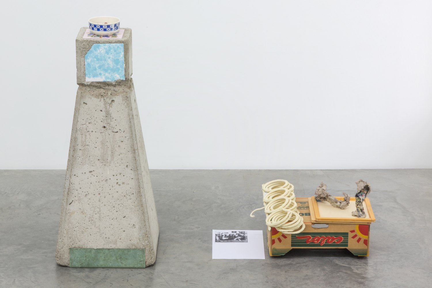 Manfred Pernice mit Martin Städeli Abbruch (d. Bez.), 2005-2015    Concrete, tiles, one bowl, snack mix, cardboard case, 1 bottle holder, 2 jigsaw puzzle borders, 2 papier-mache objects, 1 synthetic butterfly, 1 paper copy,  97 × 125 × 47 cm, dimensions variabel   